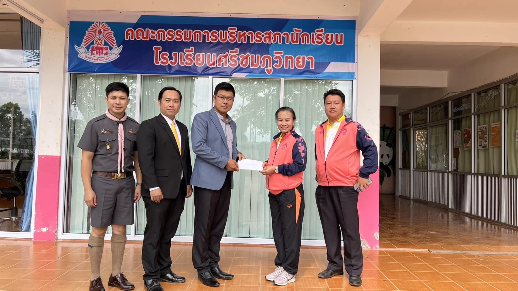 สนับสนุนและให้กำลังใจกิจกรรมกีฬาภายในโรงเรียนศรีชมภูวิทยา